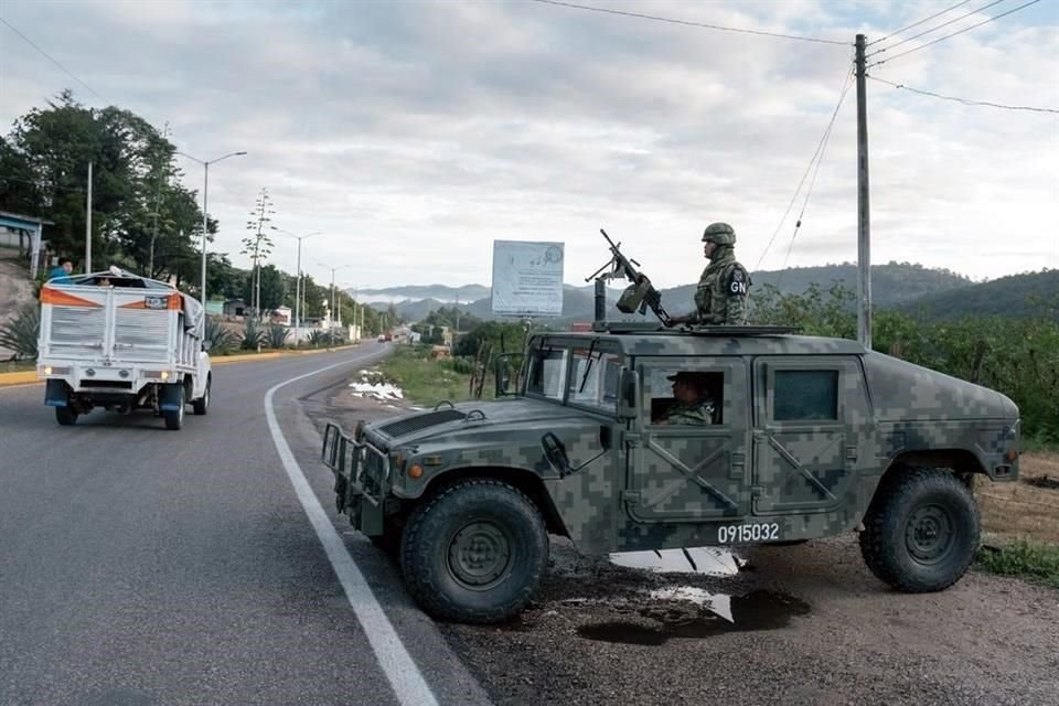 Un uniformado vigila el cruce en Comitán de Domínguez.