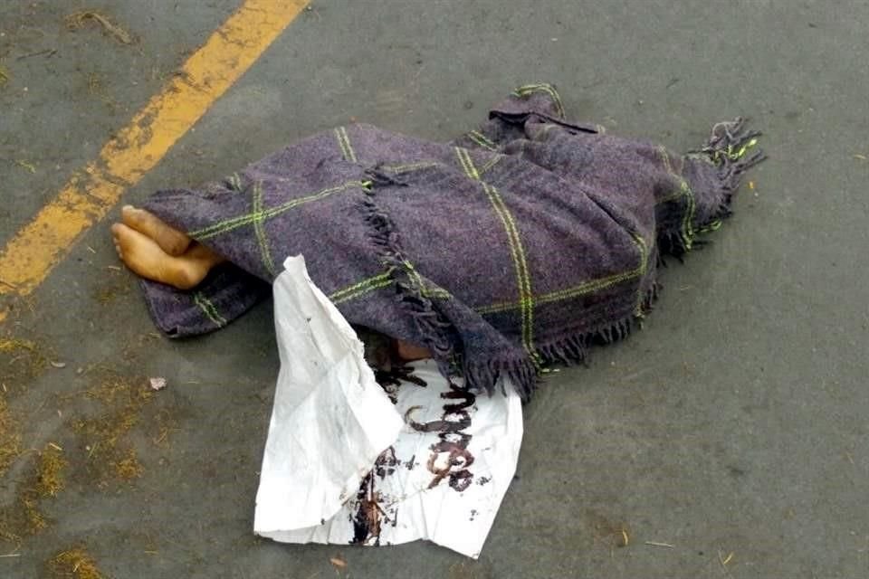 Hallan cadáver encobijado en estacionamiento de tienda ubicada entre la Séptima Zona Militar y el Penal de Apodaca. 