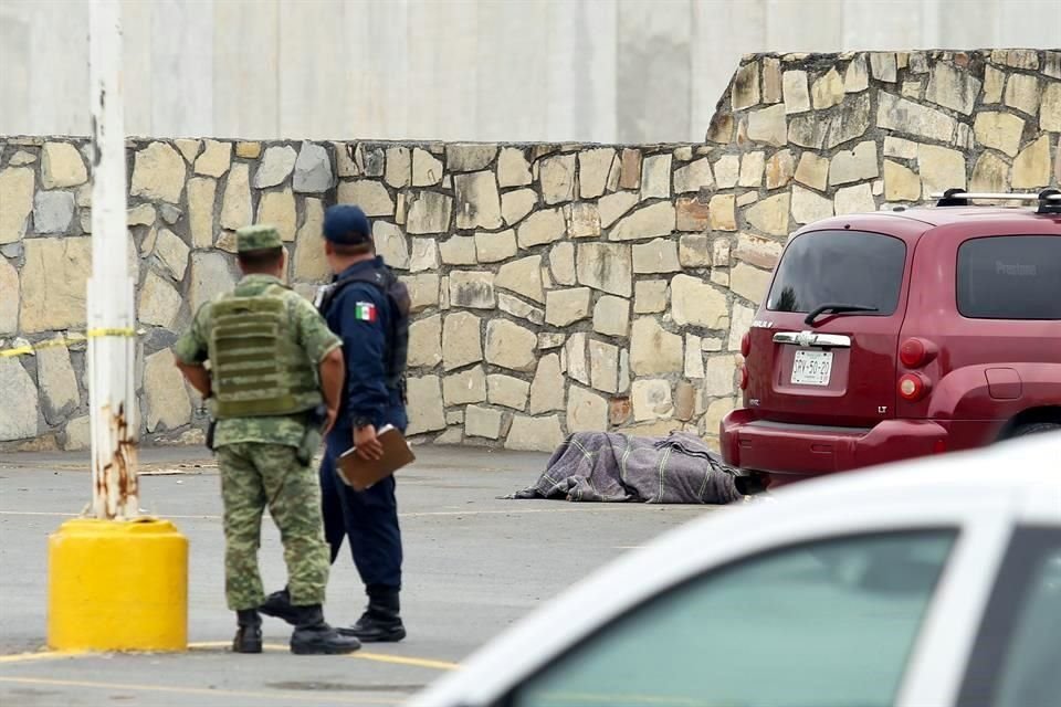 El hallazgo del cuerpo movilizó a militares, policías de Fuerza Civil y elementos de la Agencia Estatal de Investigaciones.