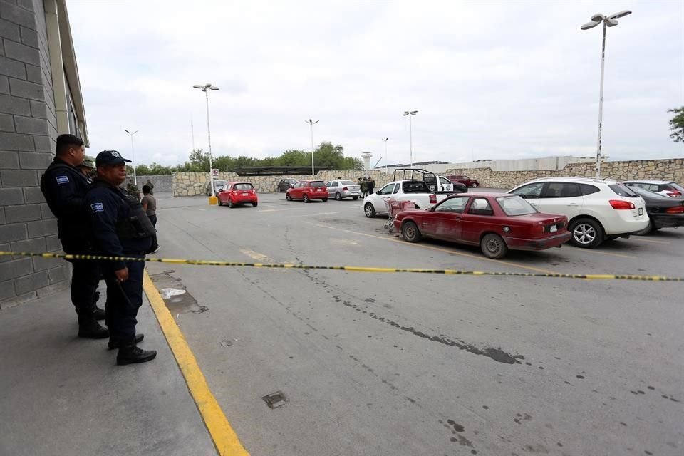 Una fuente policiaca informó que el hallazgo se reportó alrededor de las 11:10 horas en la tienda ubicada en la Carretera a Salinas Victoria.