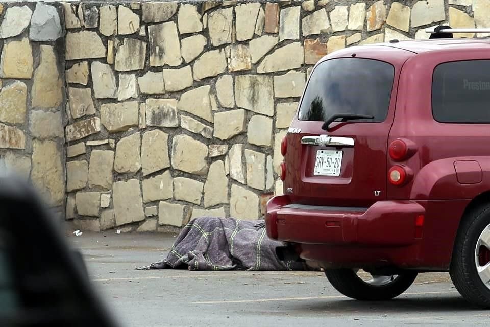 Se detalló que de la cobija salían los pies de una persona de la que no se ha especificado el sexo.