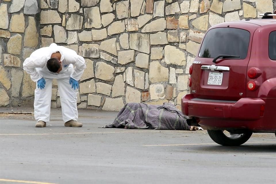 El informante señaló que bajo el cuerpo hay una aparente narcomensaje.