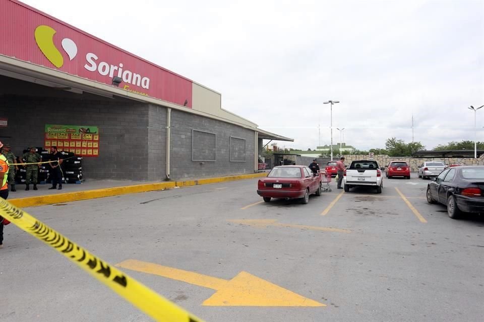 El cuerpo de una persona fue encontrado envuelto en una cobija en el estacionamiento de la tienda Soriana Express en Apodaca, ubicada entre el Cereso y el Campo Militar.