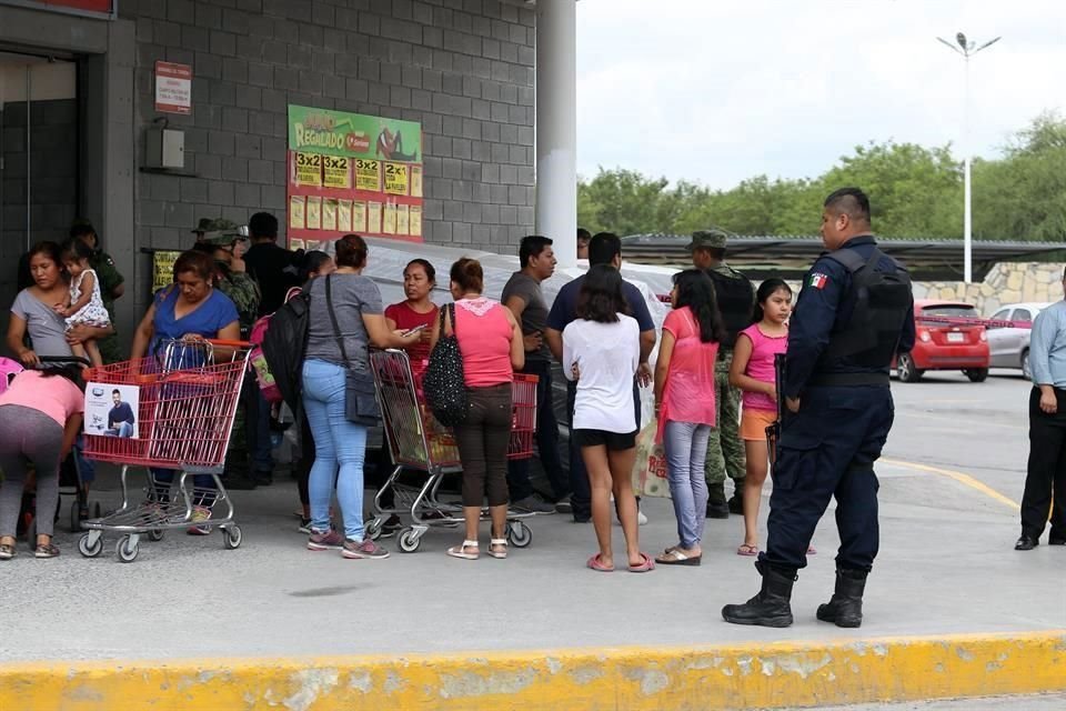 Agregó que clientes del negocio reportaron a las autoridades que al fondo del estacionamiento estaba una persona tirada envuelta en una cobija gris.