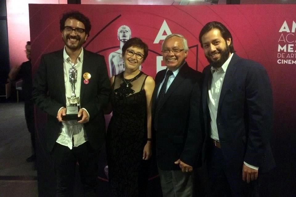 El director Alberto Arnaud y el productor Érick García subieron a recibir el premio acompañados de Rosa Elvia Mercado, madre de Jorge, quien dijo esperar que éste sirva para hacer justicia.