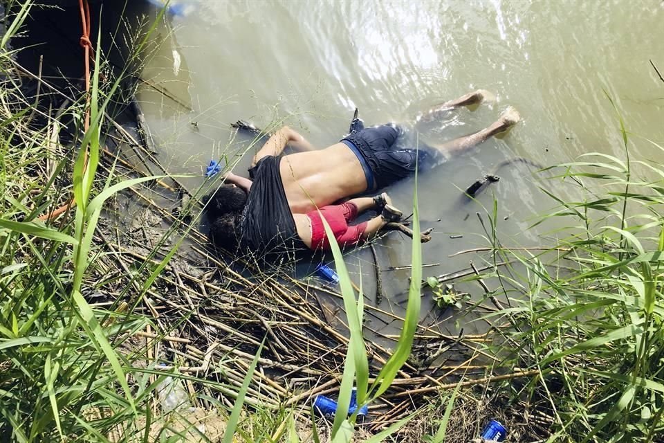Los cuerpos de Óscar y Valeria fueron hallados en el Río Bravo este lunes.