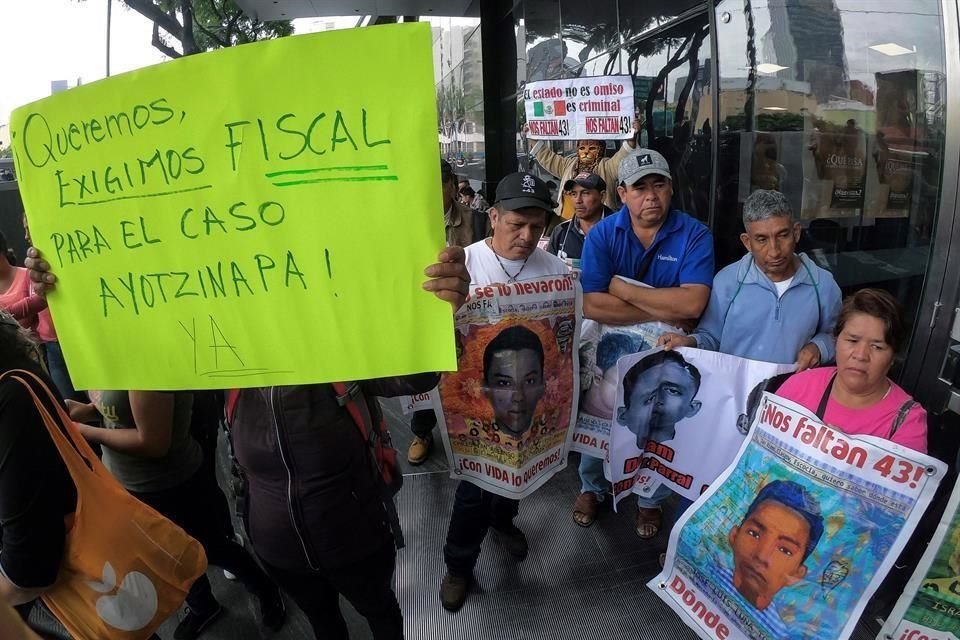 Padres de los estudiantes normalistas de Ayotzinapa desaparecidos en 2014 se manifestaron ayer afuera de la FGR.