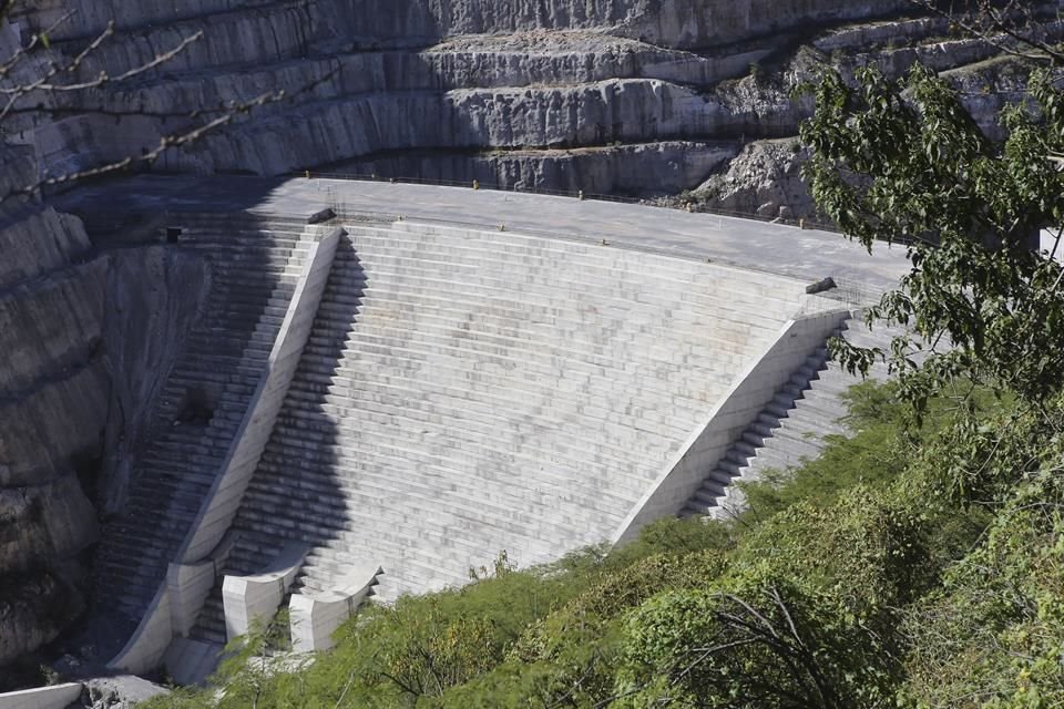 De acuerdo con la Conagua, la construcción de El Zapotillo comenzó en septiembre de 2009, pero fue detenida cinco años más tarde por tres Amparos.