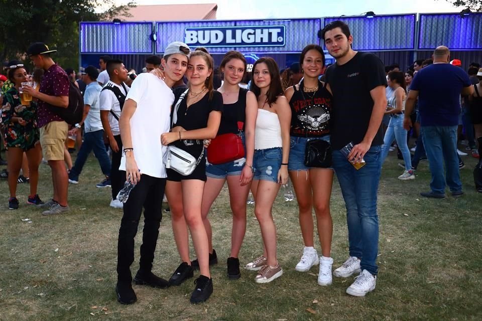Leonardo Porras, Fabiola Mendiolea, Valentina Peña, Paulina Peña, Camila Peña y Miguel Torres