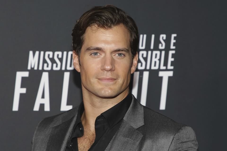 Henry Cavill actuará junto a Millie Bobby Brown y Helena Bonham Carter en la cinta 'Enola Holmes'.