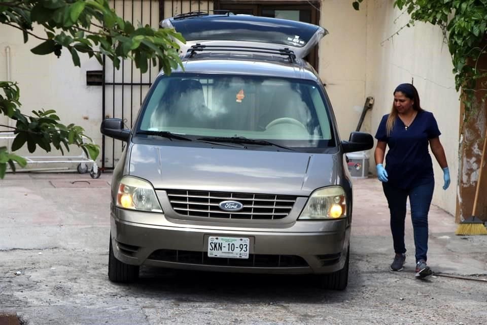 Una carroza de una funeraria regia traslada a la Ciudad los restos de la menor y su padre que murieron al intentar cruzar el Río Bravo.