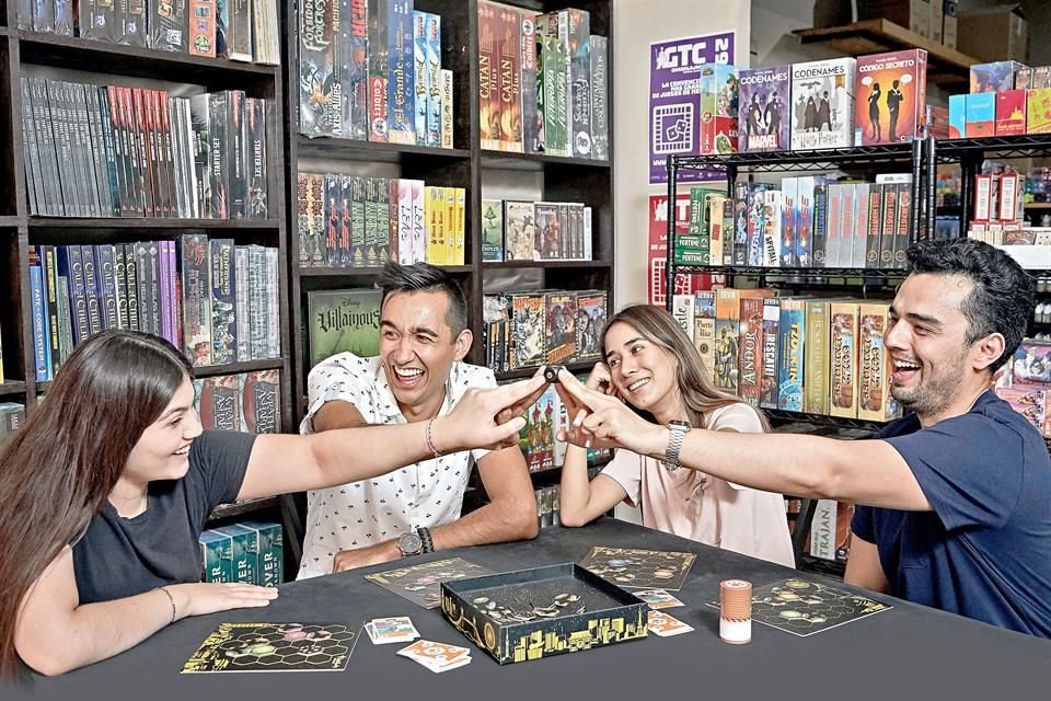 Con distintas temáticas y grados de dificultad crece el gusto por los juegos de mesa en la Ciudad.