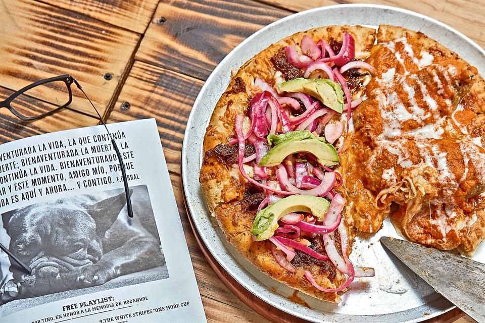 Chiles rellenos, chilaquiles y torta ahogada son los toppings del plato italiano en El Perro Negro.