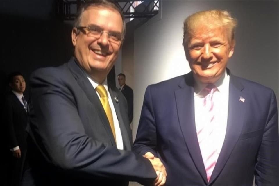 En el marco de la cumbre del G20, que se realizará en Osaka, Japón, el Canciller Marcelo Ebrard saluda al Presidente de EU, Donald Trump.