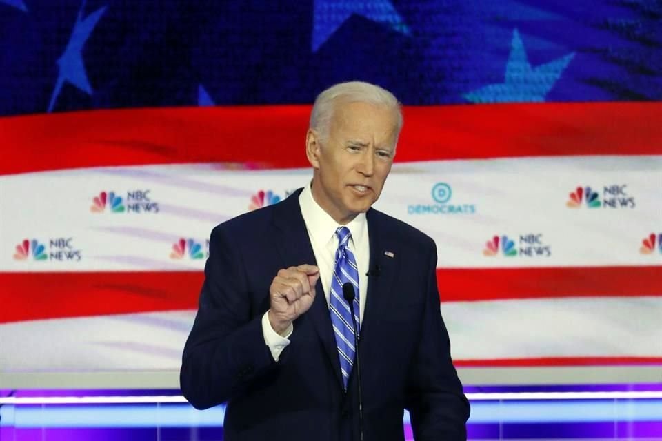 En la segunda noche del debate demócrata, Joe Biden, puntero en las encuestas, recibió duras críticas sobre temas de raza