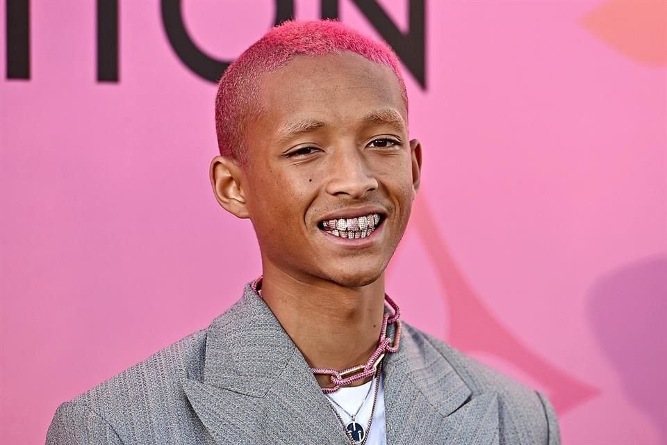 ¡ES OTRO! Hace unas semanas, el hijo de Will Smith ya traía el cabello decolorado, pero ahora que también se aclaró las cejas, luce como otra persona.