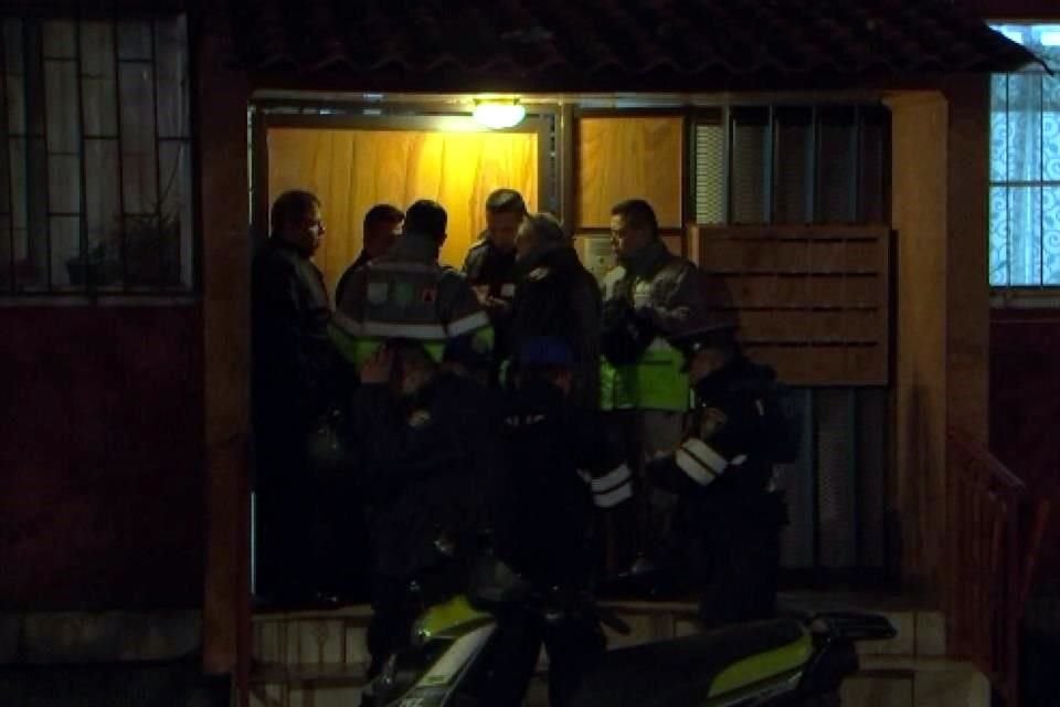 Los rescatistas entraron a la vivienda y confirmaron que las tres personas no tenían signos vitales, por lo que notificaron el triple deceso al Ministerio Público.