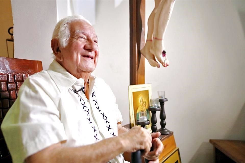 El Padre Jesús Garza Guerra lleva década apoyando a los migrantes.