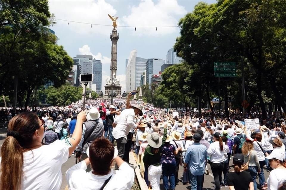 En el lugar, los manifestantes entonaron el Himno Nacional y gritaron consignas contra el Mandatario federal .