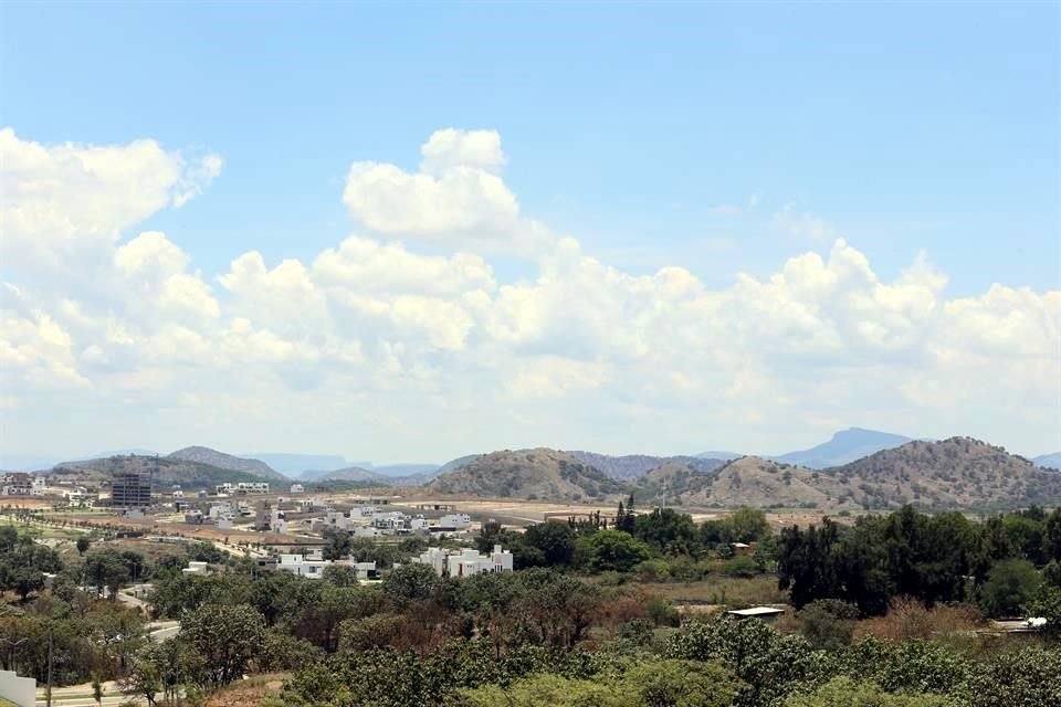 Desde El Nixticuil se puede apreciar cómo los fraccionamientos se construyen en el borde del polígono de protección del bosque.