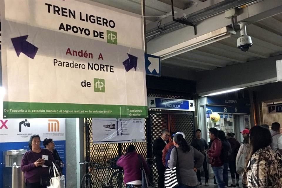 En la estación del Metro Taxqueña, trabajadores indican a usuarios del Tren que deben caminar hacia el andén de la letra A del paradero.