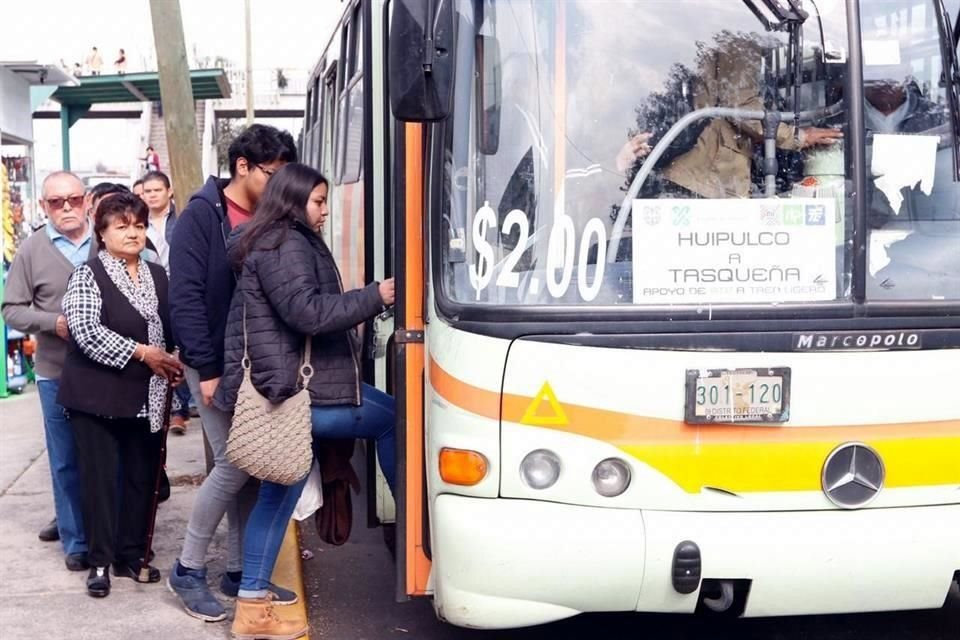 Usuarios del Tren Ligero no solo deben batallar para cambiarse a unidades RTP ante cierre parcial, también lo hacen para conseguir cambio y pagar los $2 que cuesta el servicio