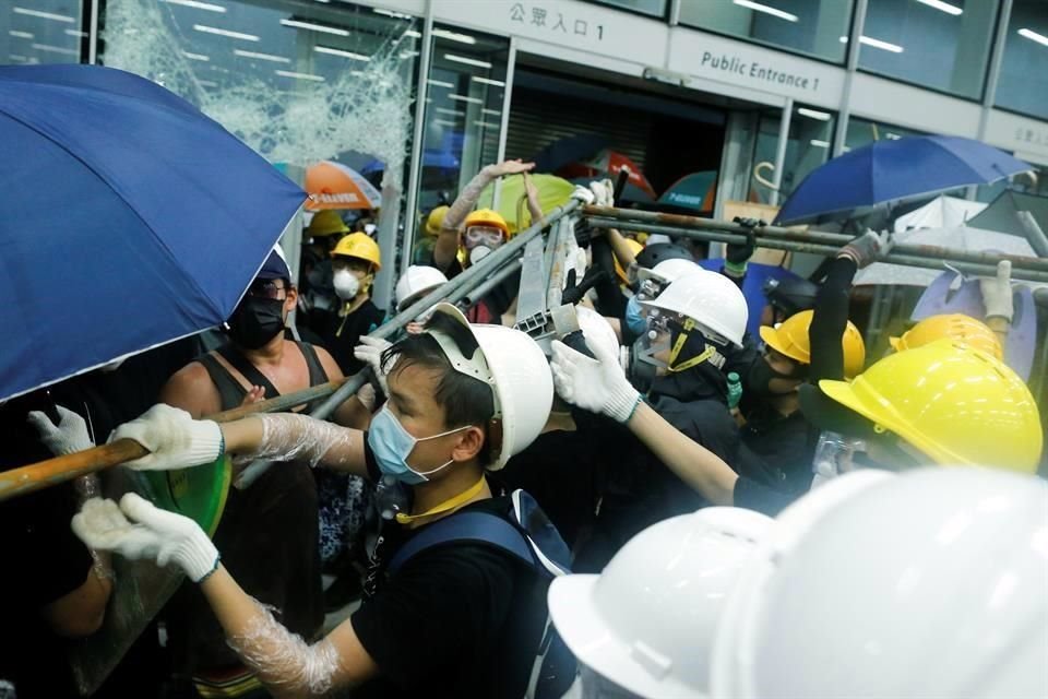 Manifestantes entraron a la fuerza a legislatura hongkonesa y pintaron consignas a favor de la democracia en las paredes de la Cámara
