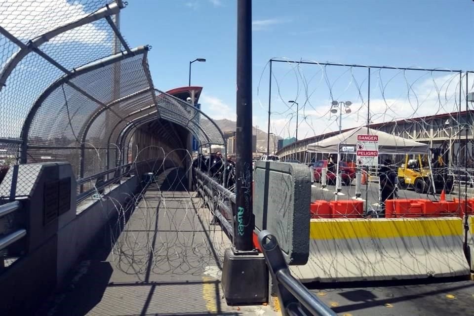 El acceso peatonal de El Paso a Ciudad Juárez fue cerrado totalmente esta tarde con alambres de púas.