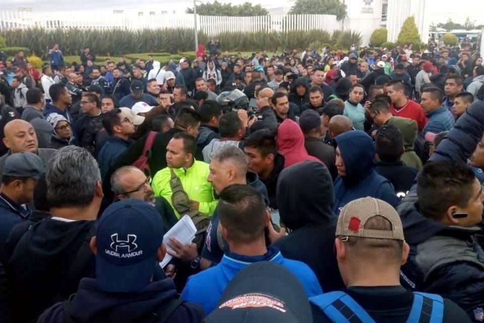 La entrada y salida de personal de la base fue bloqueada por los participantes en la protesta.