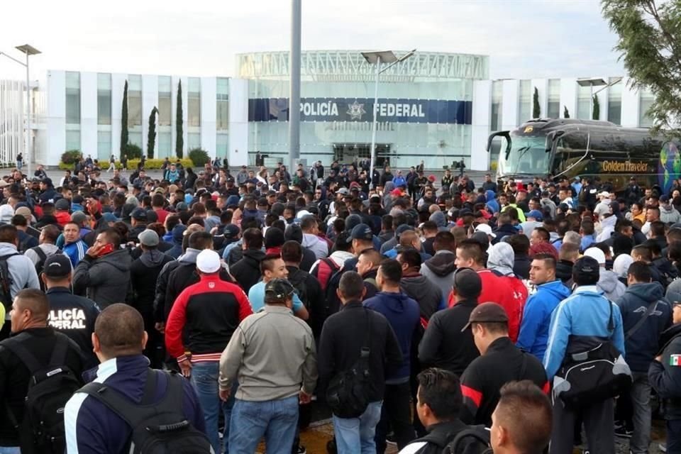 Elementos de la Policía Federal tomaron sede de la corporación en Iztapalapa en protesta por ser incorporados a la Guardia Nacional.