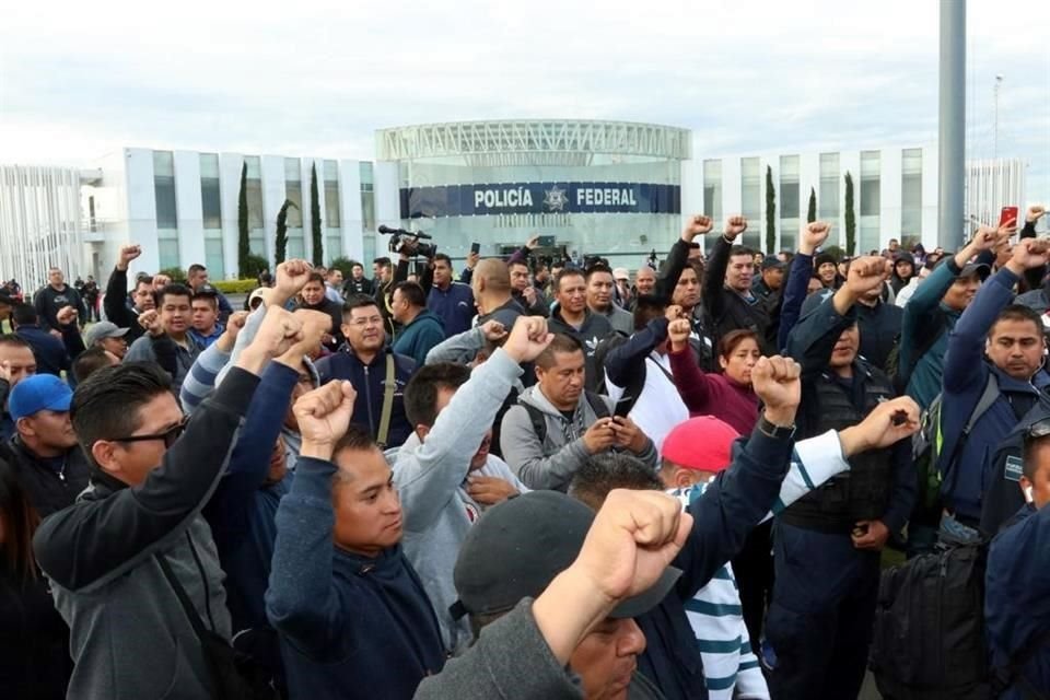 Los agentes advirtieron que también podrían tomar camiones de los que utilizan para sus despliegues regionales para acudir a Palacio Nacional a protestar.