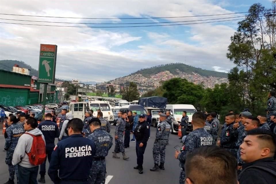 Los federales colocaron trafitambos y piedras para impedir la circulación vehicular en la vía México-Pachuca.