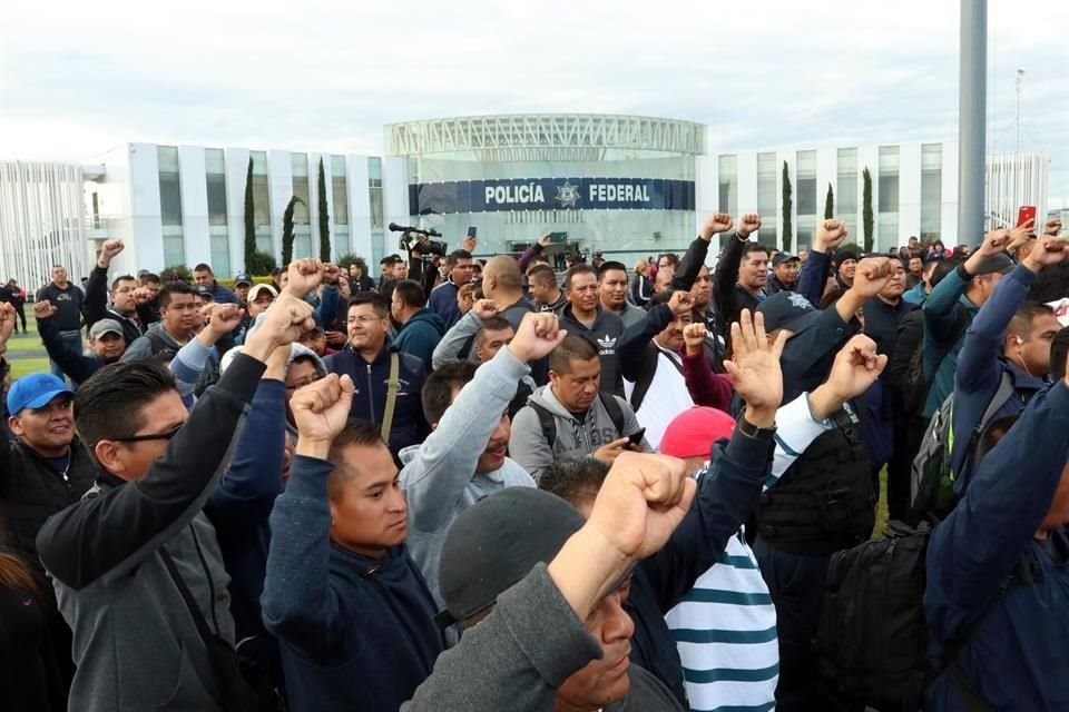 Los agentes se manifestaron en el Centro de Mando en Iztapalapa.