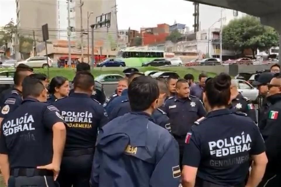 Agentes de PF que bloquean Periférico Sur consideran que Durazo no dijo nada nuevo; insisten que se requiere un bono.