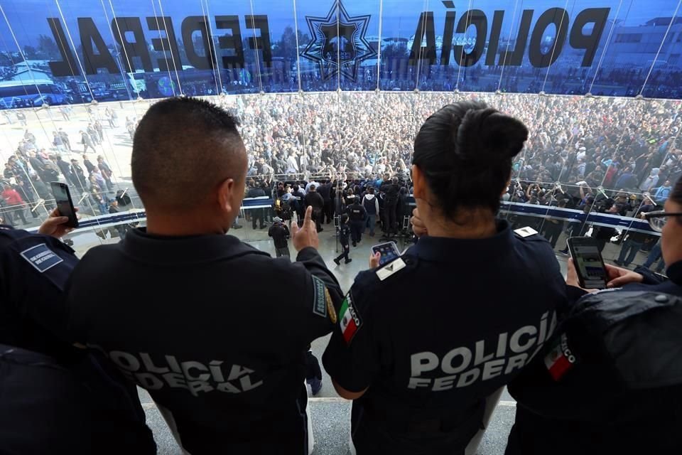 Aspecto de la protesta en el Centro de Mando de la PF, en Iztapalapa.