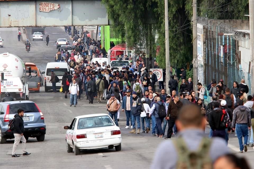 Policías federales bloquearon la vía por casi 10 horas.