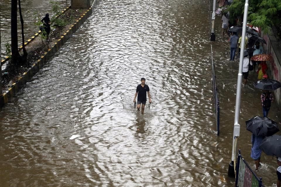 Al menos 15 personas fallecieron tras la rotura de una presa que inundó media docena de aldeas en oeste de India tras las intensas lluvias.