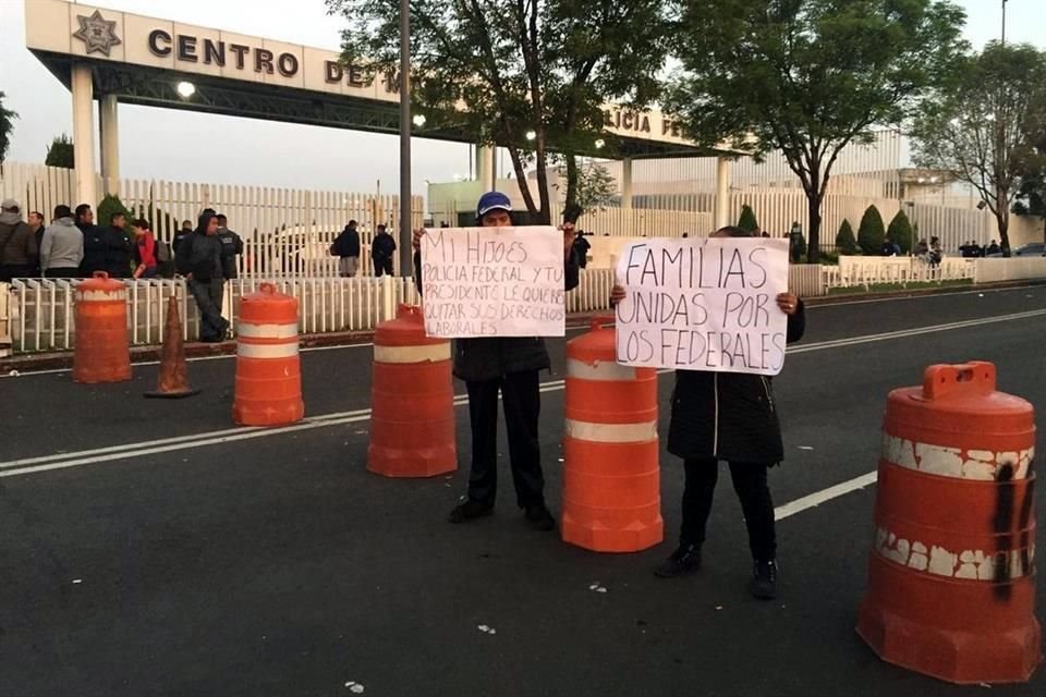 Bloqueo de policías federales en protesta contra incorporación a GN continúa en Periférico Oriente, entre ejes 5 y 6 Sur, frente al Centro de Mando.