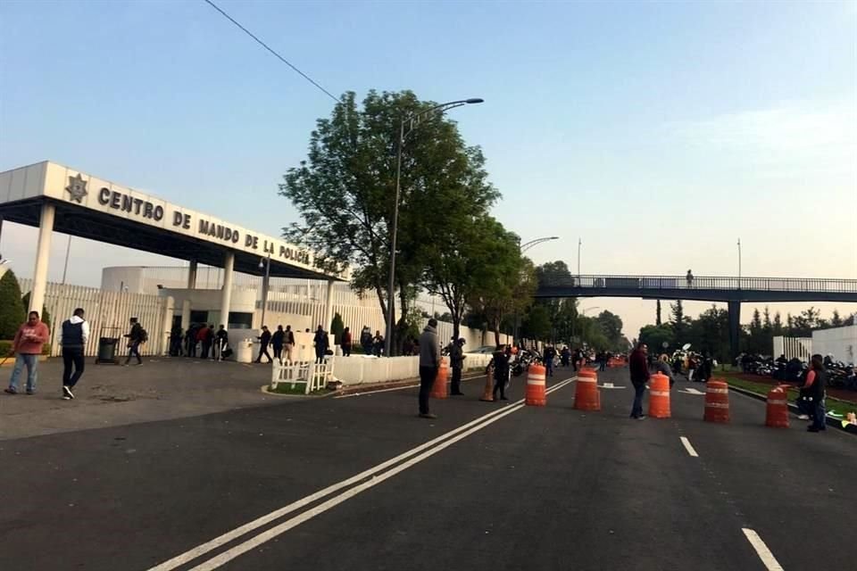 Bloqueo de federales en protesta contra incorporación a GN continúa en Periférico Oriente, entre ejes 5 y 6 Sur, frente al Centro de Mando.