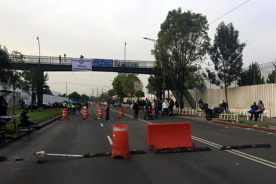 Bloqueo de federales en protesta contra incorporación a GN continúa en Periférico Oriente, entre ejes 5 y 6 Sur, frente al Centro de Mando.