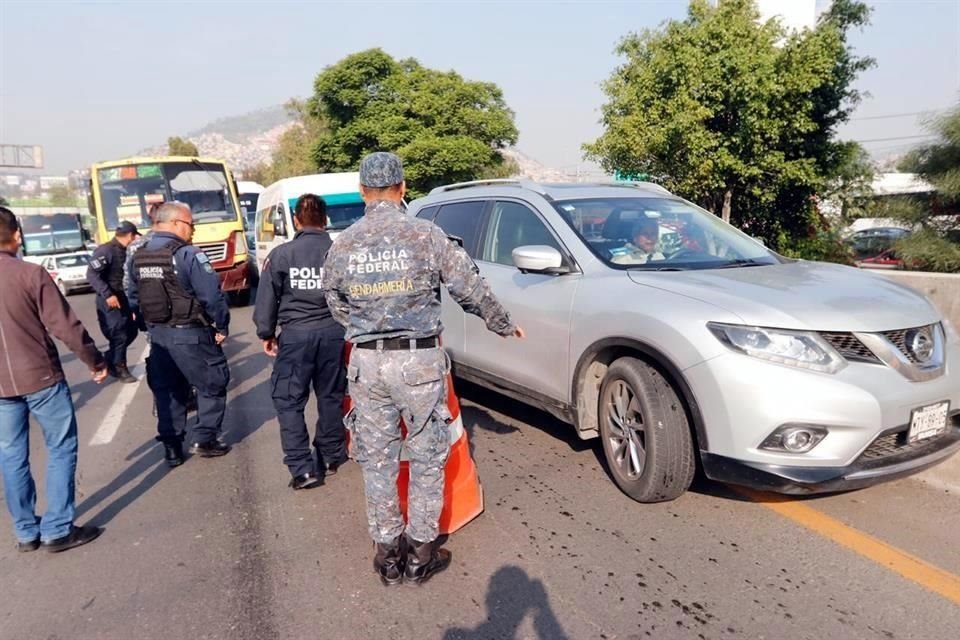 Los agentes sólo dejaron libre un carril.