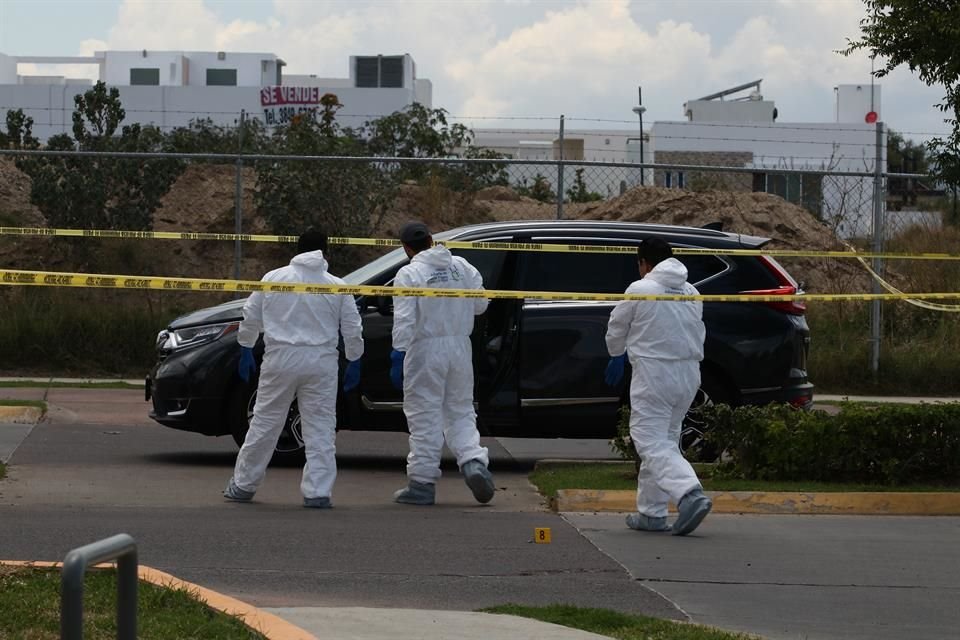 De acuerdo con policías de Zapopan, se reportó que sujetos en un vehículo blanco dispararon contra la CR-V y escaparon.