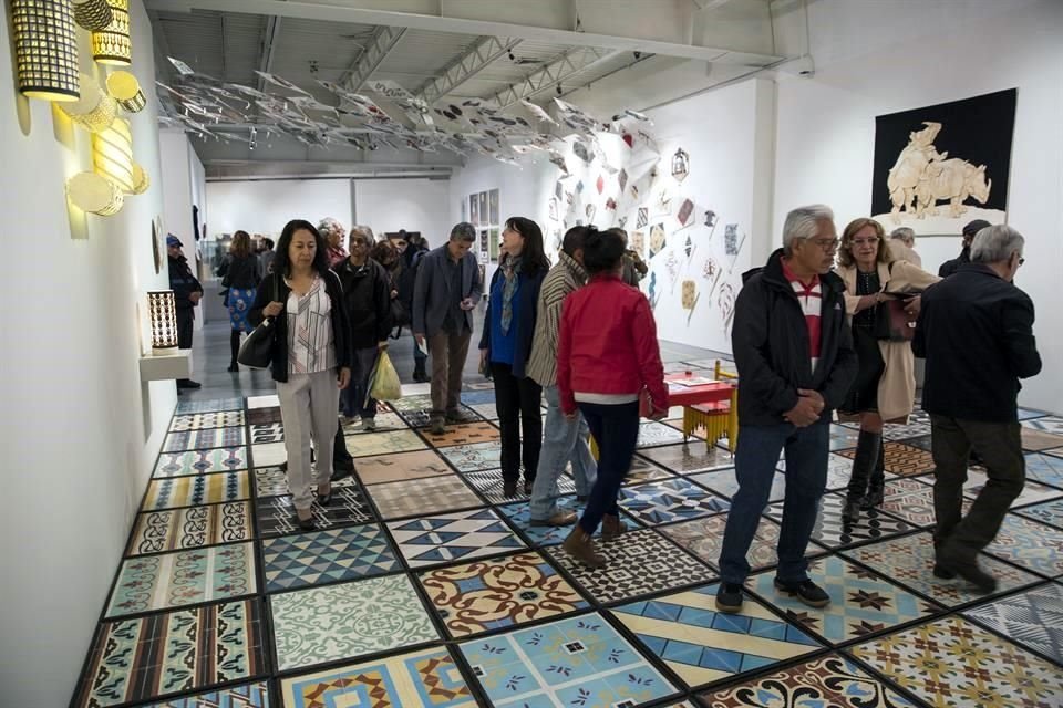 Aspectos de la exposición 'Toledo ve', durante un recorrido por la exploración en diseño del artista juchiteco Francisco Toledo.