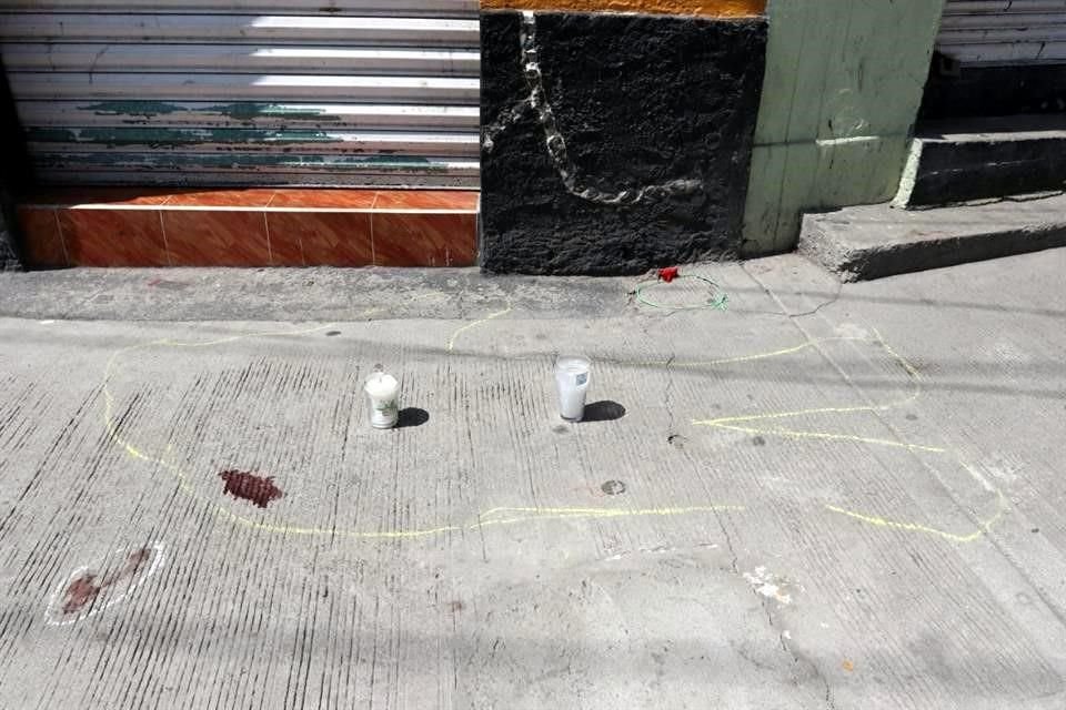 Vecinos colocaron veladoras en el sitio donde el hombre fue asesinado.