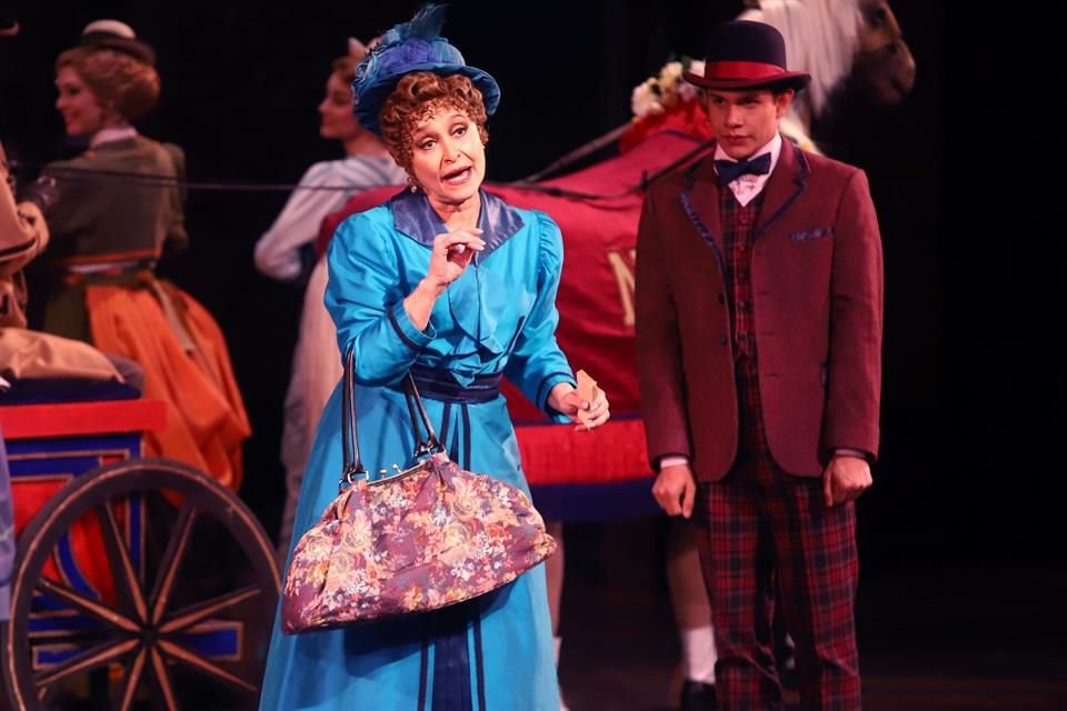 Daniela Romo dijo que celebra estar viva al trabajar en el musical Hello Dolly!, que develó su placa de 200 funciones con Arath de la Torre, Ariel Miramontes y Cassandra Sánchez Navarro.