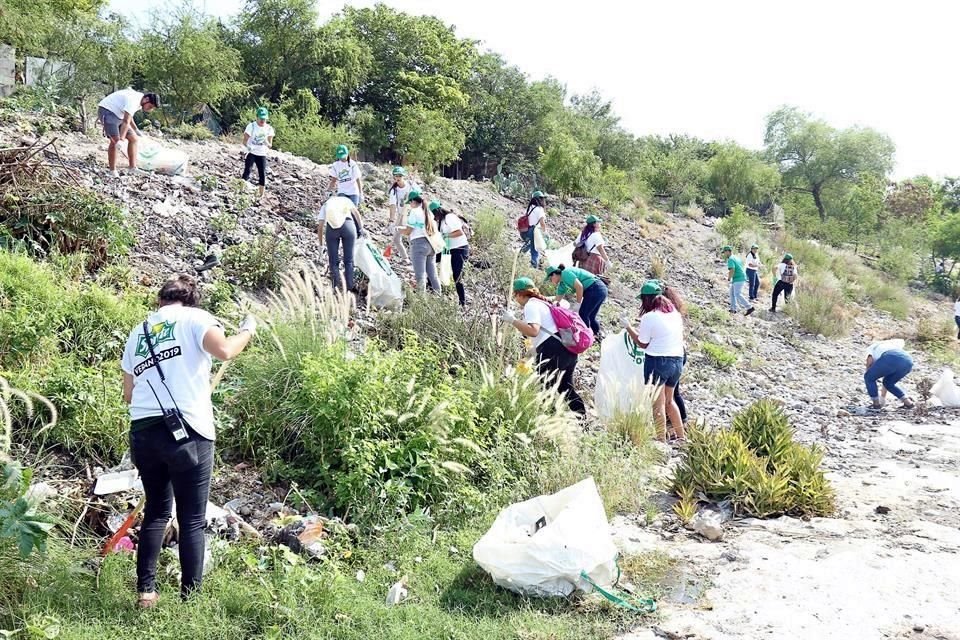 MANOS A LA OBRA Jóvenes, en su mayoría mujeres, participaron en la campaña 'Verano Sprite' para retirar basura de un tramo del Río Santa Catarina.