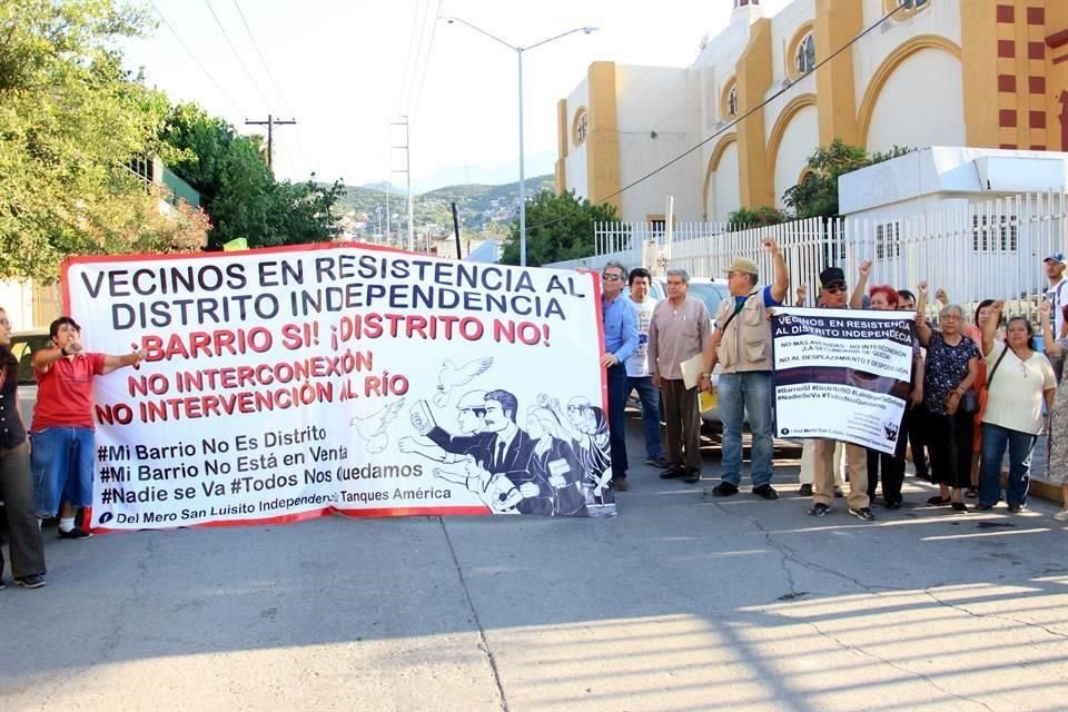 La protesta inició en la calle Jalisco, frente a la Basílica.