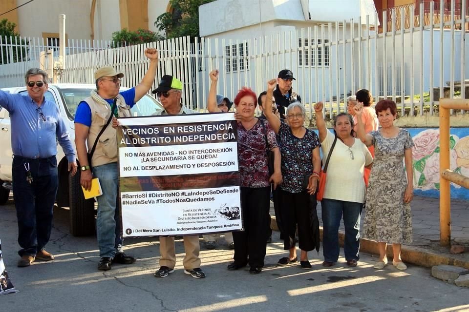 La protesta inició en la calle Jalisco, frente a la Basílica.