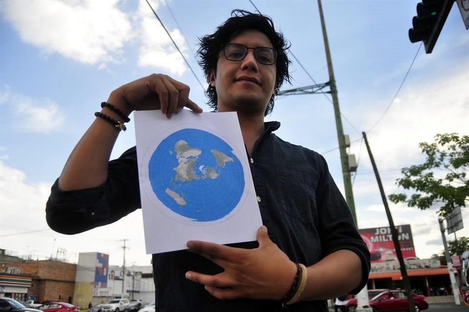 Ricardo trabaja en la construcción de una página web donde proporcionará información en español sobre lo que denomina la 'mayor teoría conspirativa del mundo' y hacer pública su visión sobre el mundo