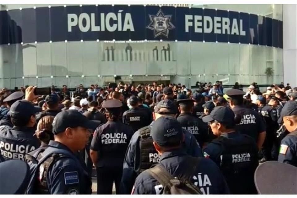 Mitin en la explanada del Centro de Mando de la PF, en Iztapalapa.